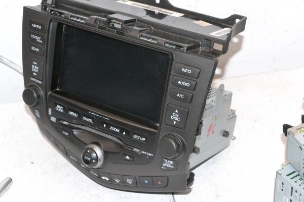 2004-2005 Honda Accord Navigation Radio Assembly w/ code 2CK1 39051-SDA-L410-M1 - Image 5